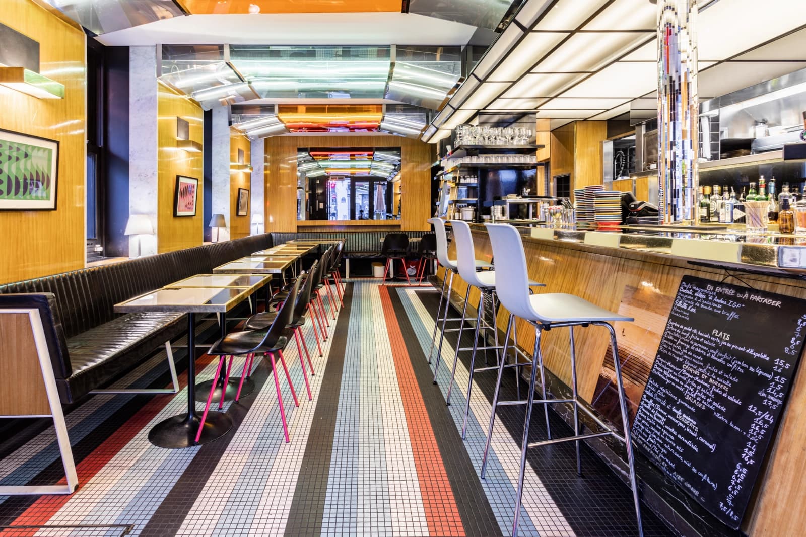 Espace Très beau bar parisien à la décoration design soignée - 5