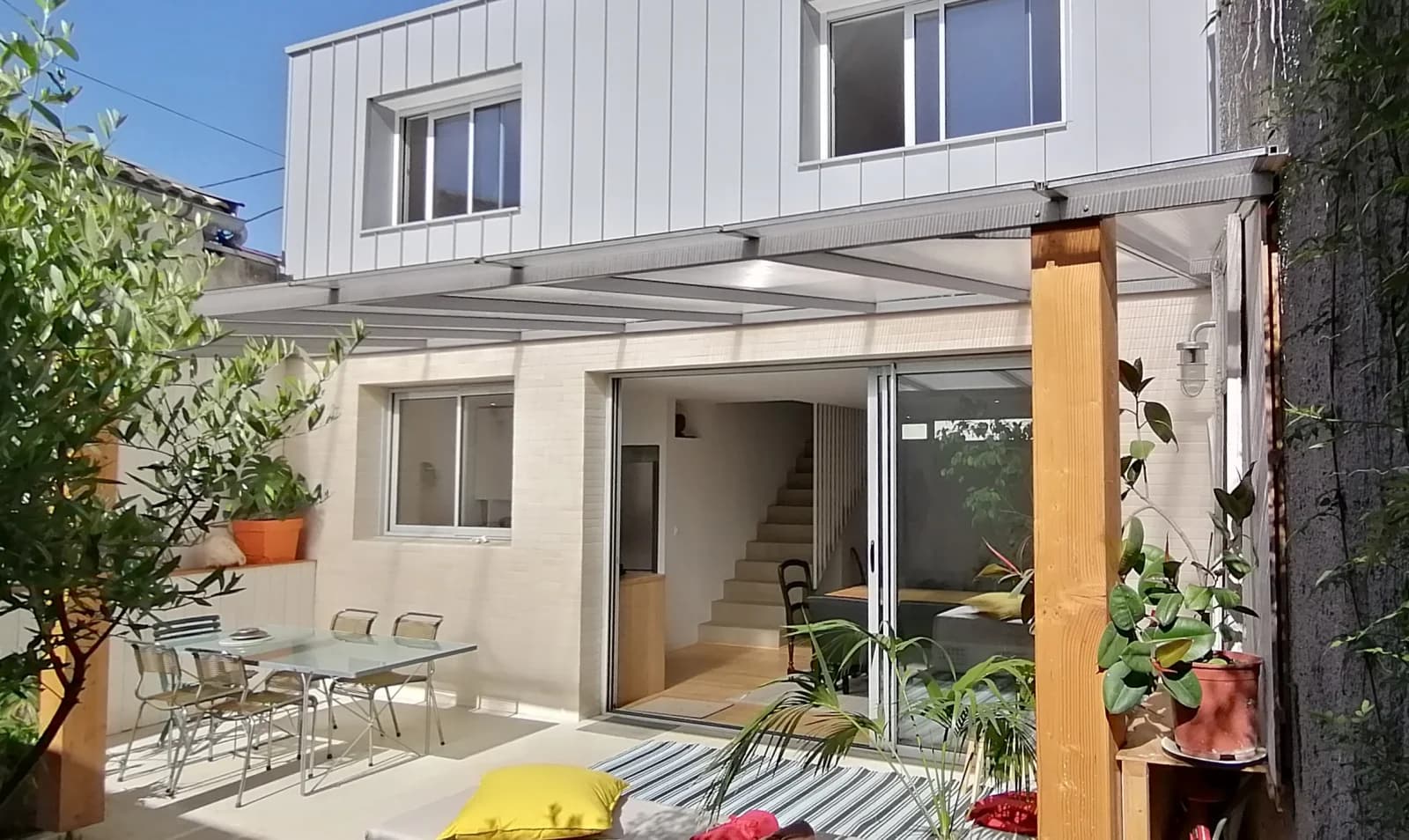 Casa luminosa con un hermoso espacio exterior ajardinado.