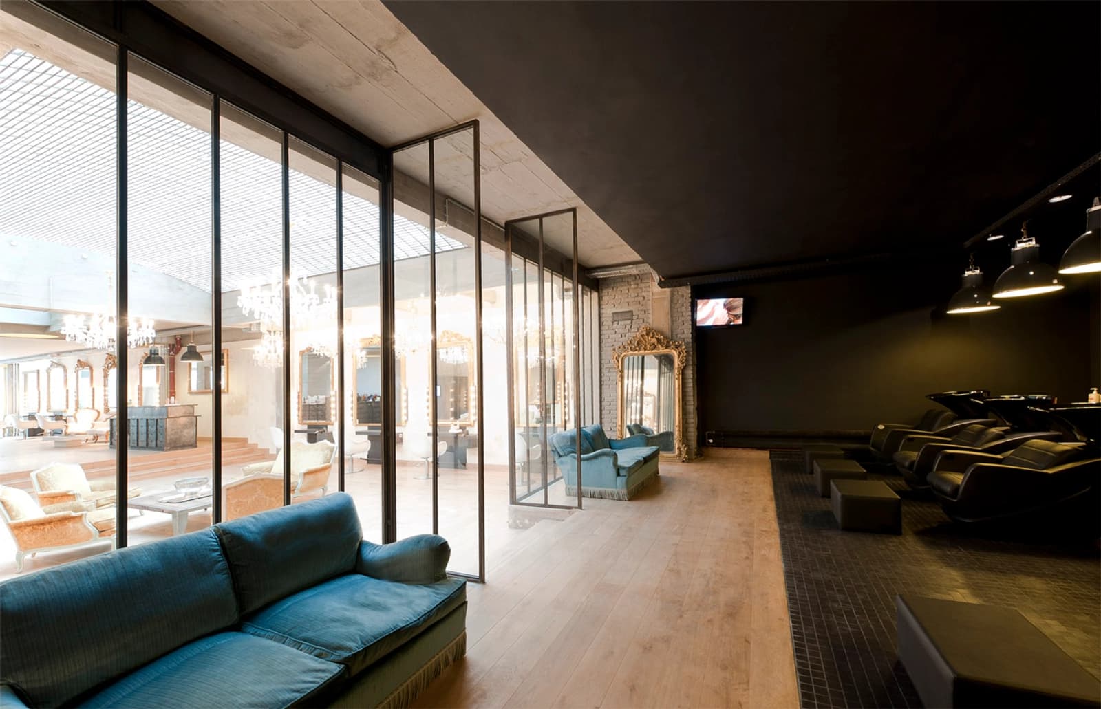Living room in Chic, atypical hair salon - 1
