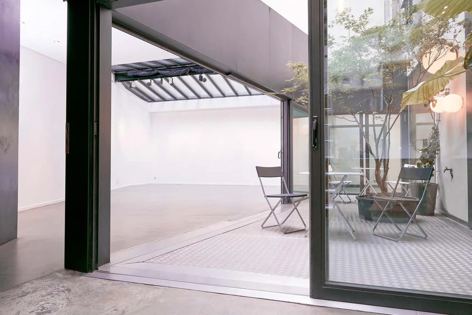 Space Glass-roofed art gallery with private patio in the heart of Faidherbe village - 4