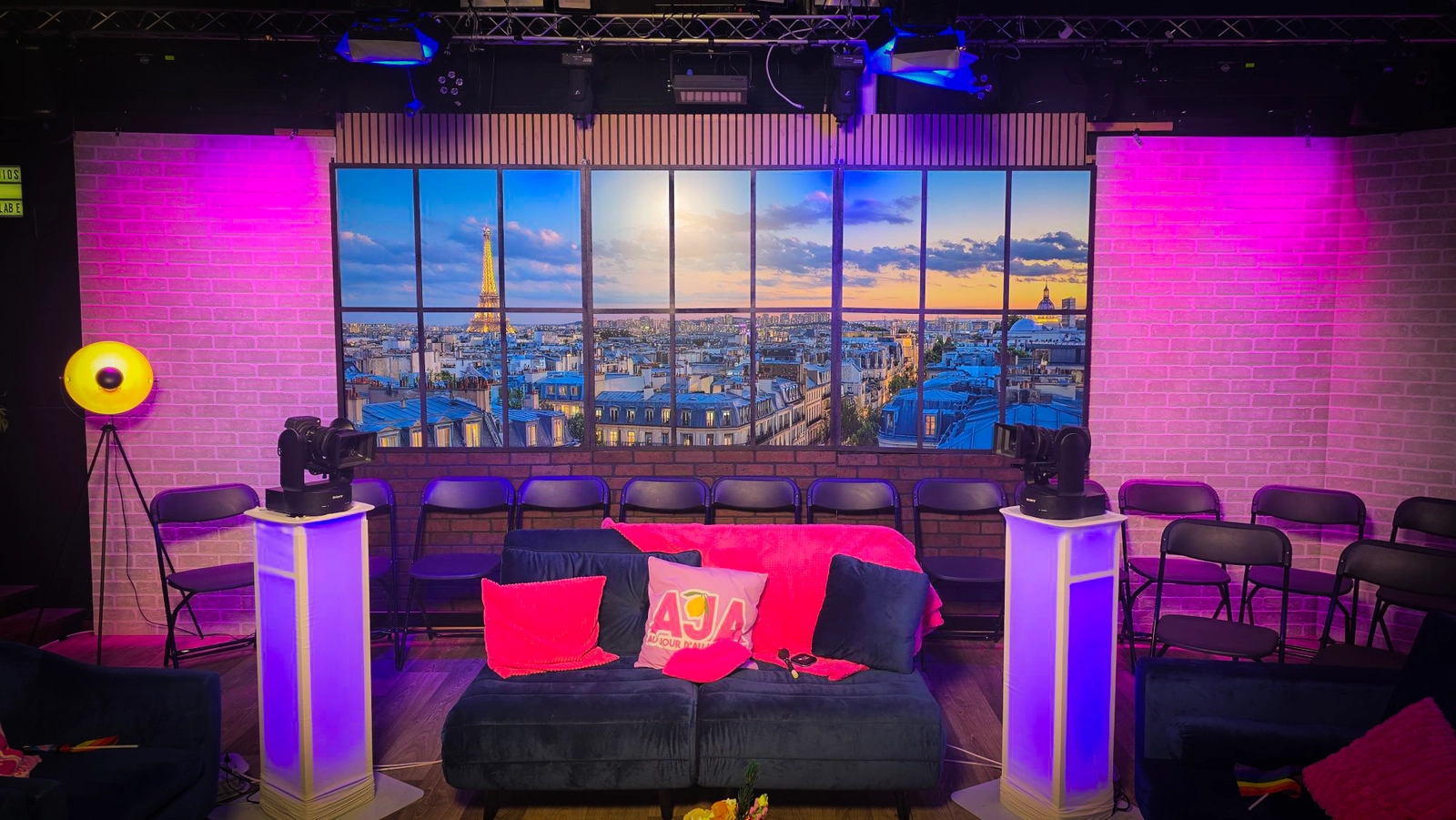 Espace Studio TV premium sur mesure ou prêt à tourner - podcast et émission – Paris Montparnasse - 2