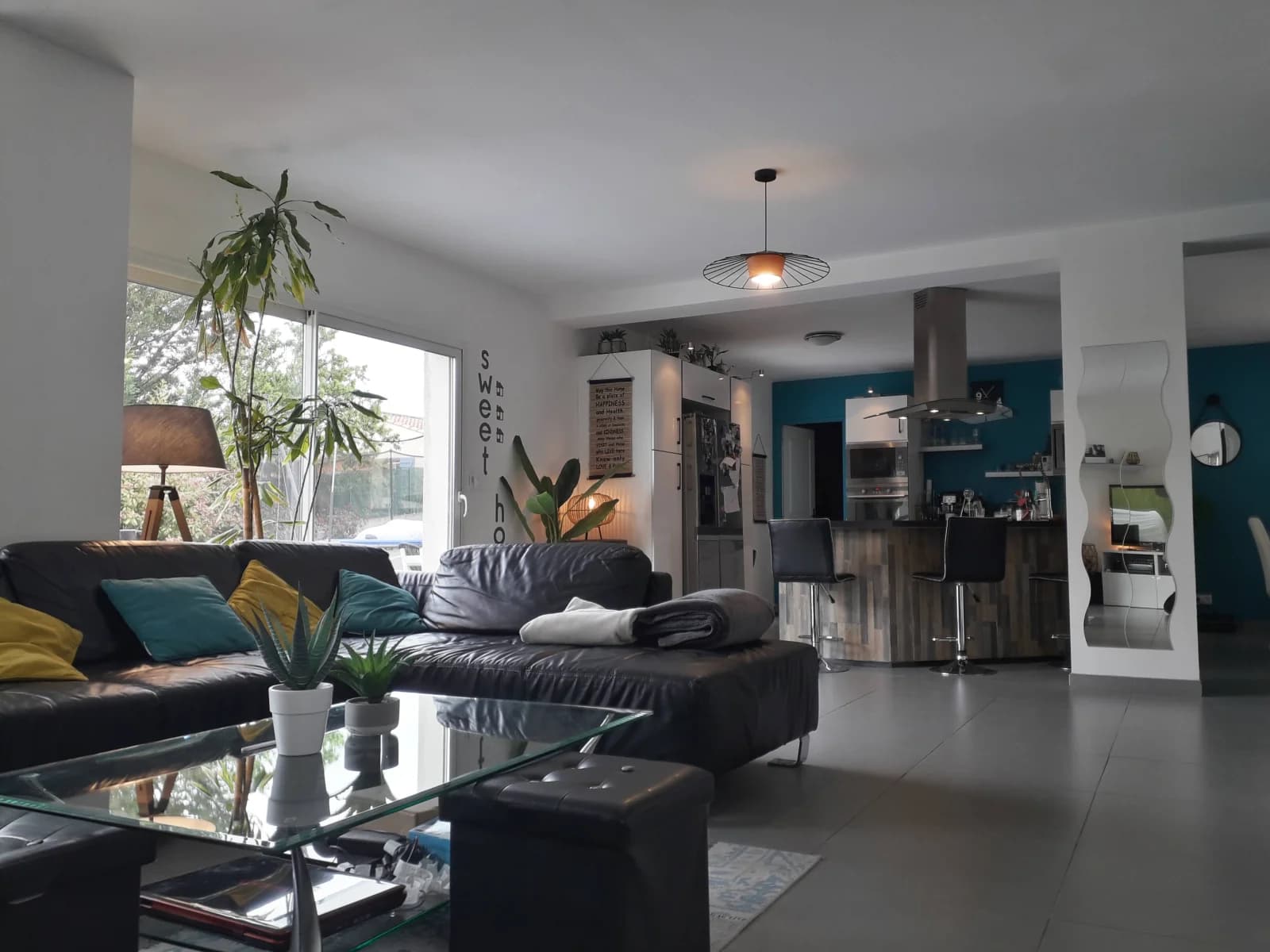 Residencia actual con piscina privada.