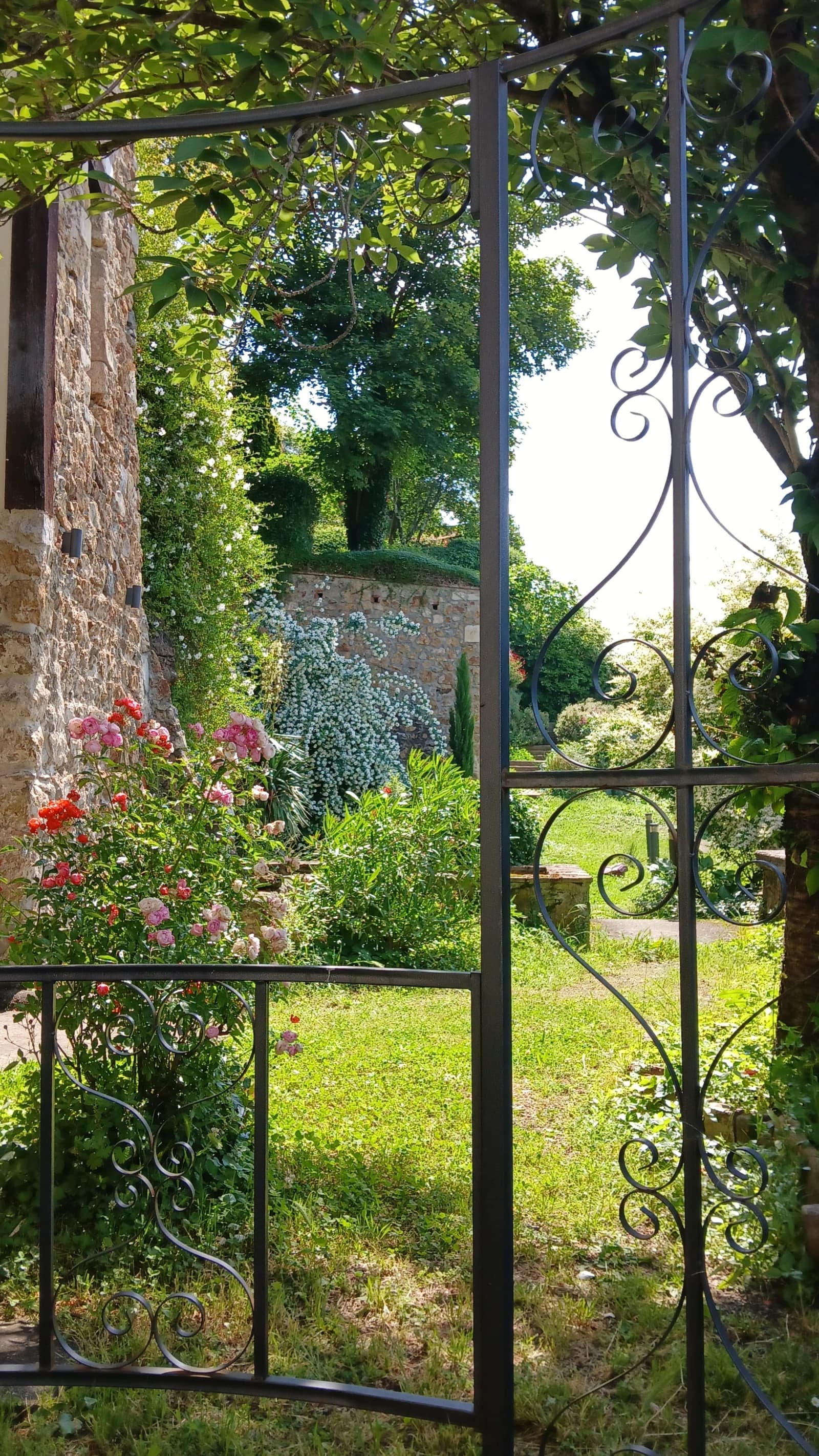 Space Large property, several buildings, gardens, swimming pool. - 2