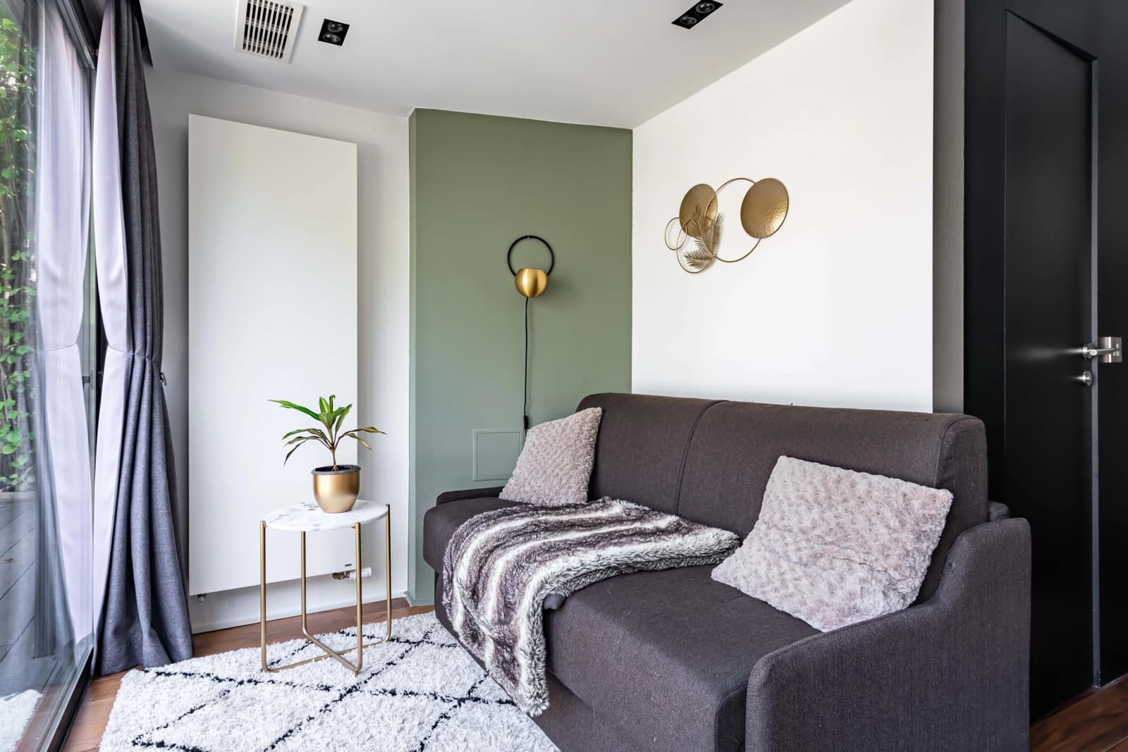 Salon dans Maison contemporaine avec son jardin paysager - 1