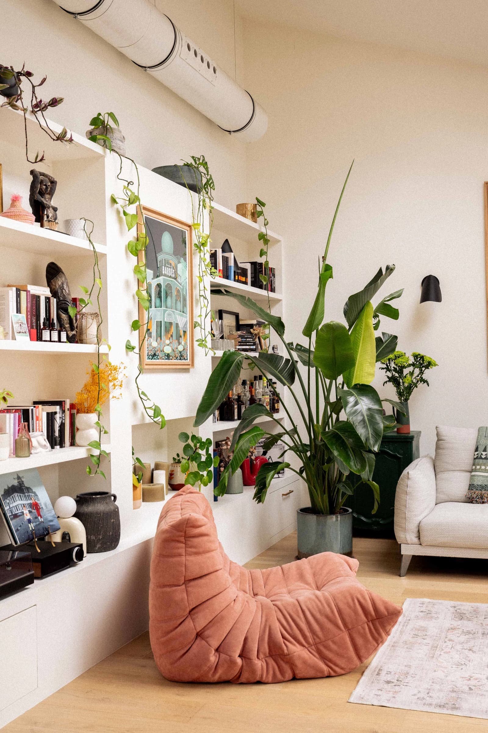 Space Atypical, uncluttered loft with lots of light - 2