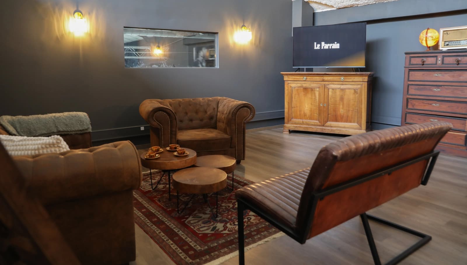 Space Le Parrain: a warm and intimate salon - 1