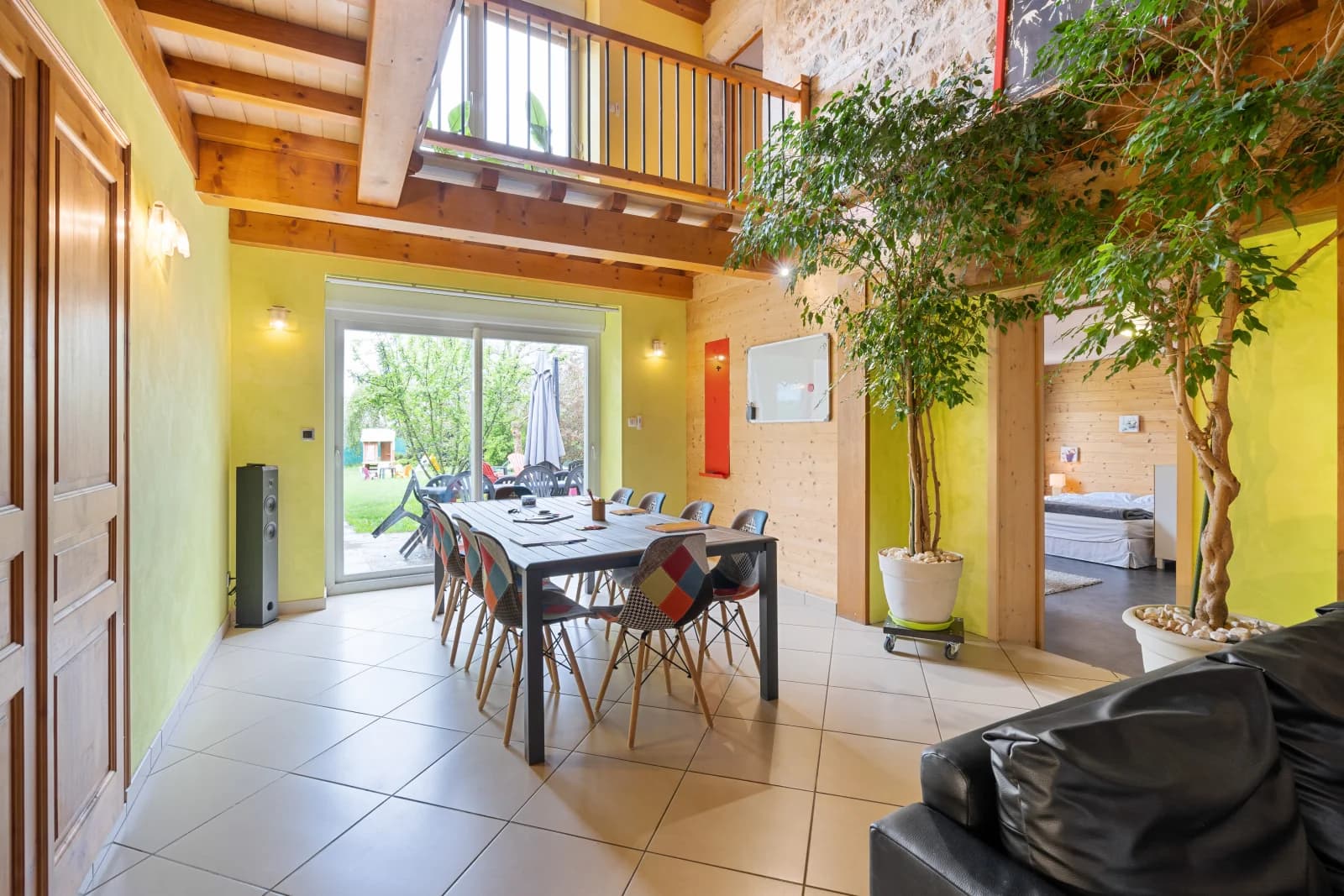 Salle de réunion dans Maison aux grands volumes offrant plusieurs espaces distincts - 0