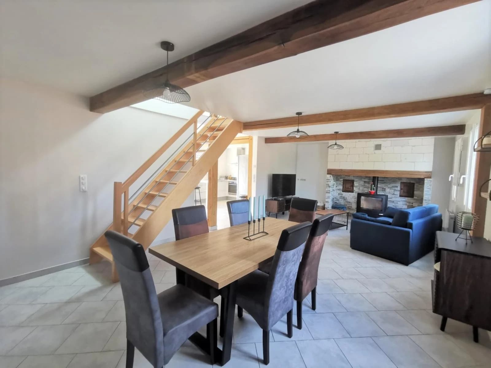 Comedor en The Stopover: una escala con encanto en Bonneuil - 1