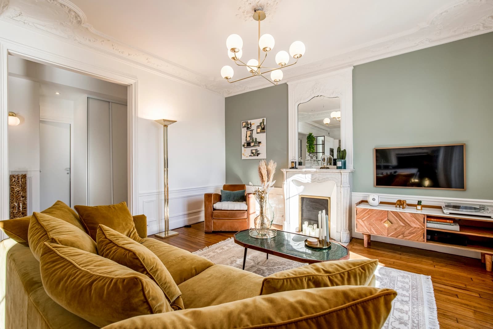 Living room in Haussmann apartment with balcony - 0
