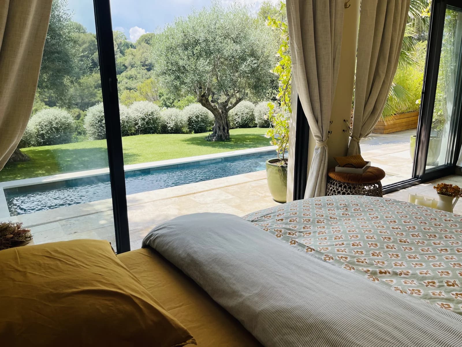 Espace Lieu de détente avec panorama sur jardin et piscine - 2