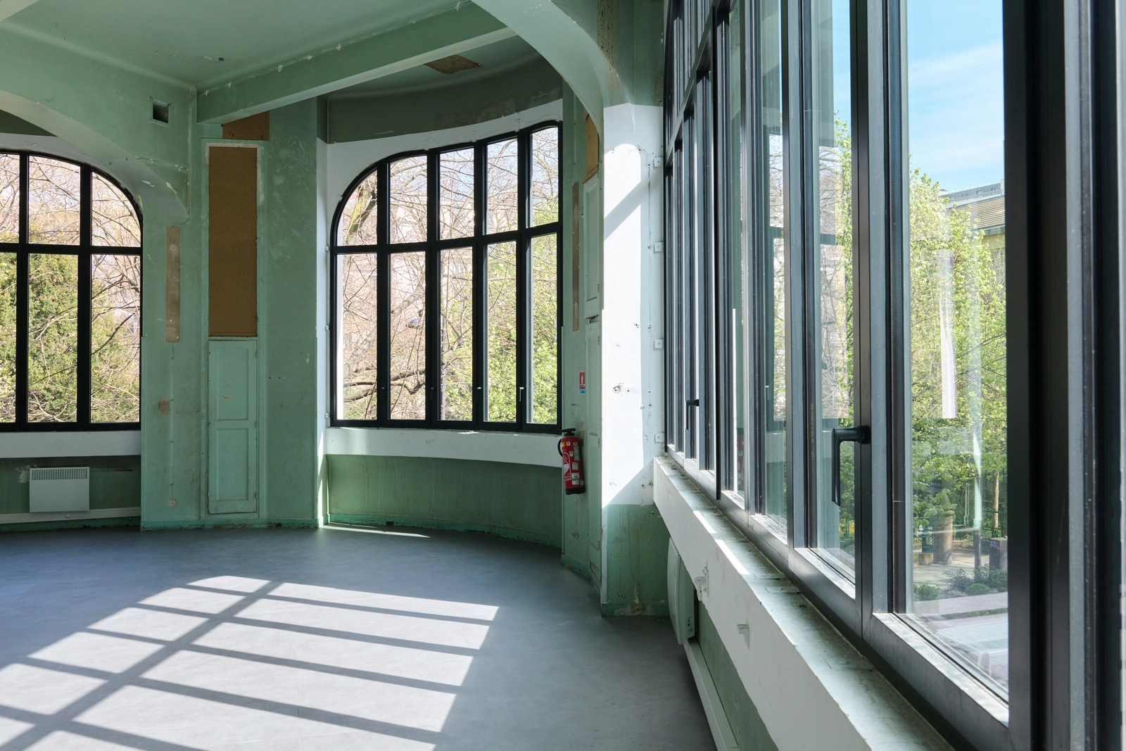 Space Office building and an abandoned room bathed in natural light - 3