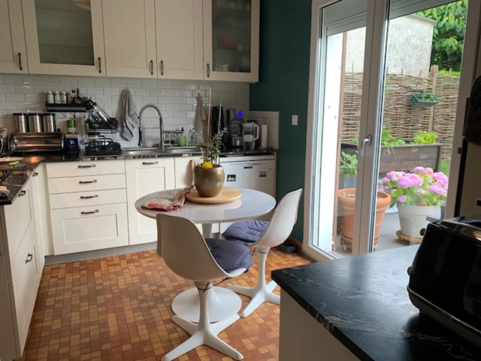 Space Spacious living room with kitchen opening onto garden - 1