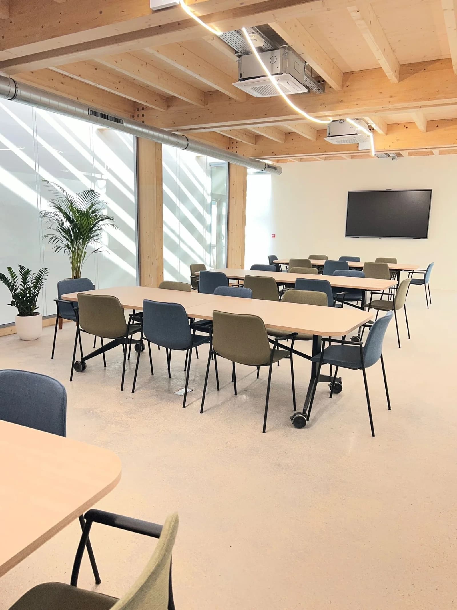 Space Offices with a large glass roof bathed in light - 4