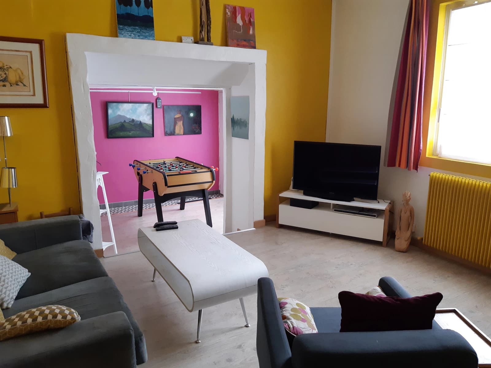 Sala en Un paraíso artístico y colorido, un lugar lleno de vida. - 1