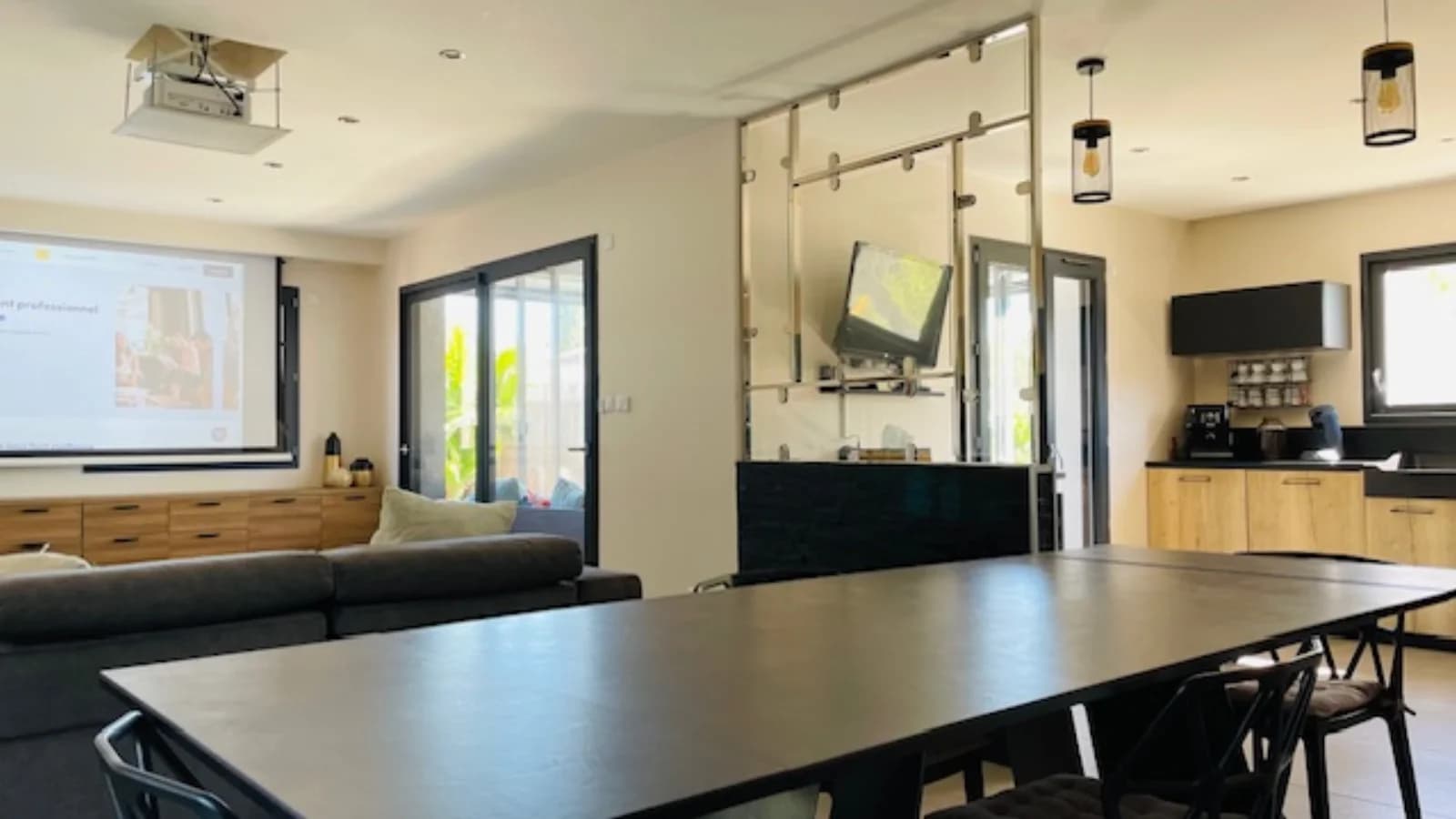 Espacio Villa con spa, pérgolas y piscina. - 3