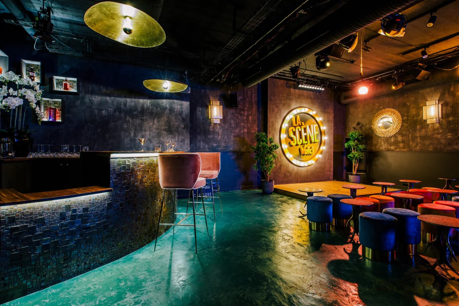 Espacio Escenario de stand-up y su bar con ambiente lounge - 3