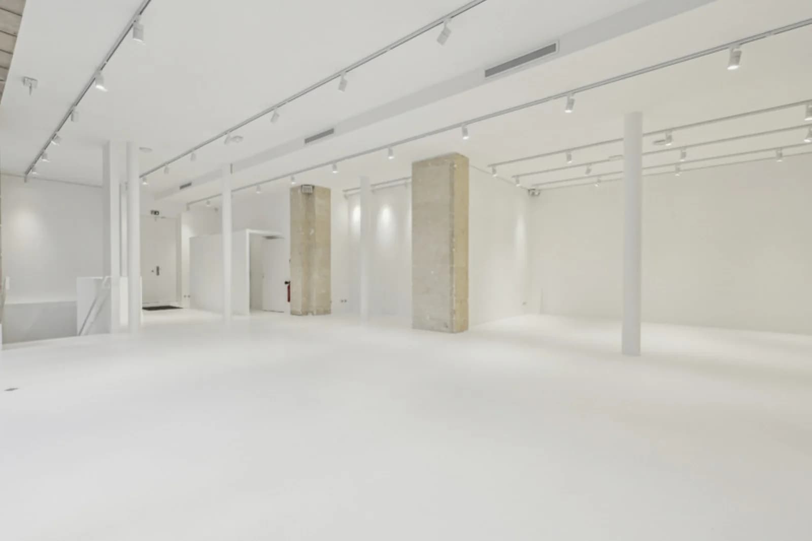 Space Gallery - Louvre Showroom - 3