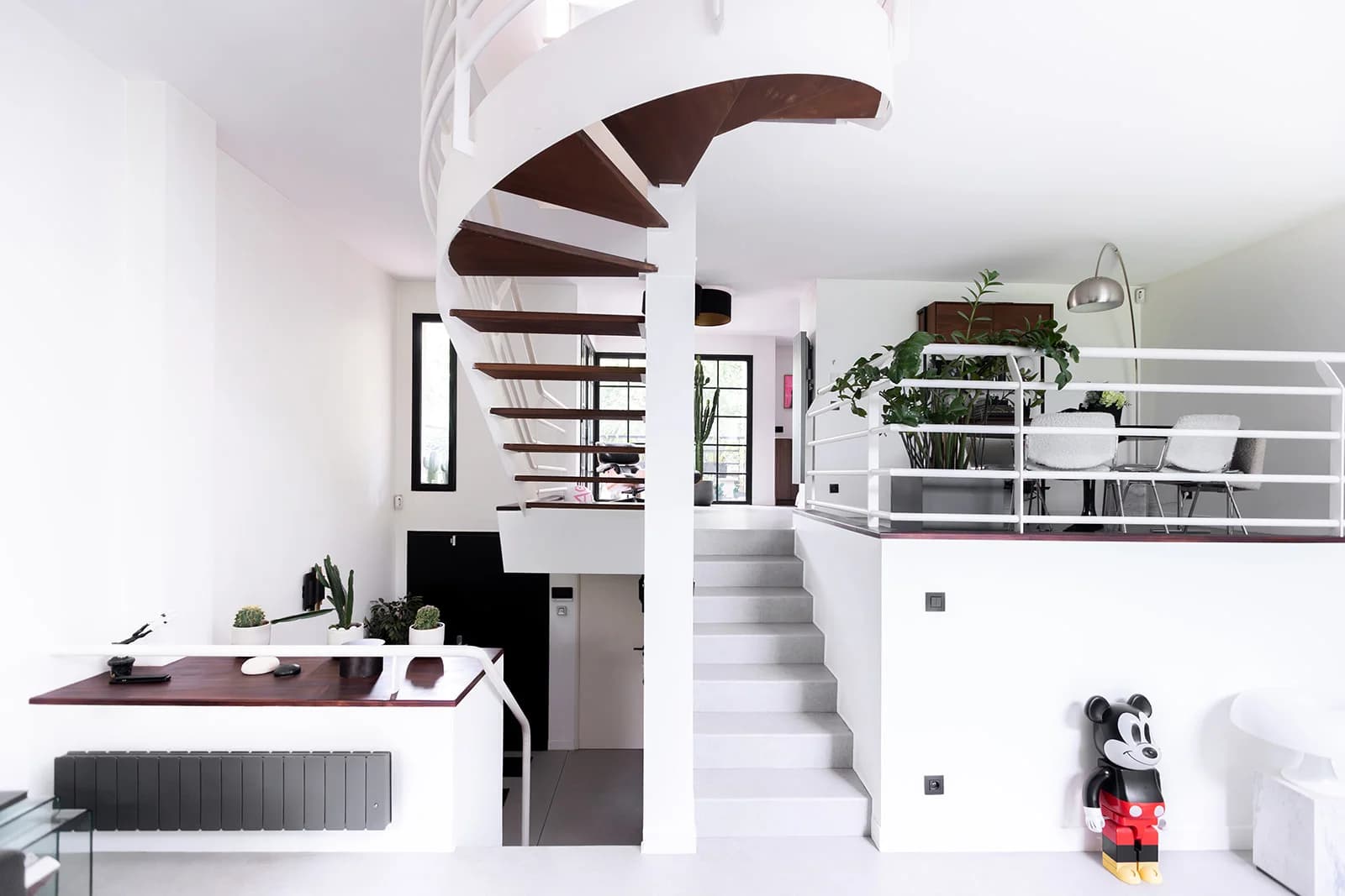 Space 90s-style house - 1