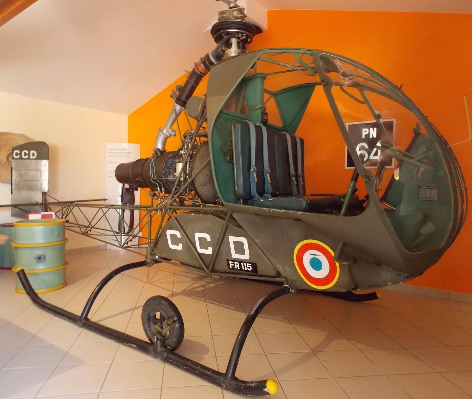 Espacio Salón con helicóptero en el corazón de la casa. - 2