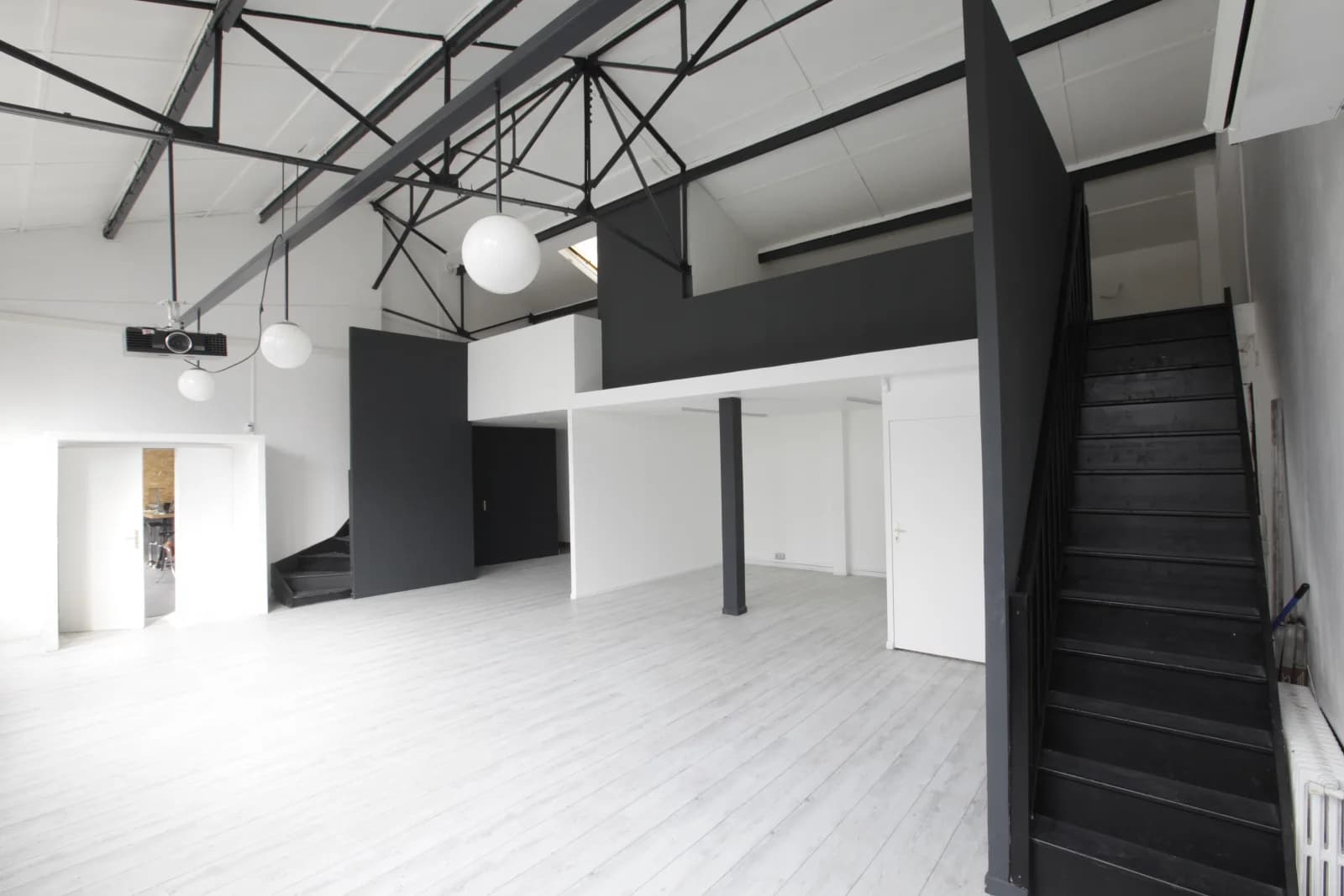 Space LOFT INDUSTRIEL ATELIER D'ARTISTE / OPEN SPACE EVENTS - TOURNAGES - SHOWROOM - BAS MONTREUIL PLACE DU MARCHE - VIDE OU MEUBLE - 1