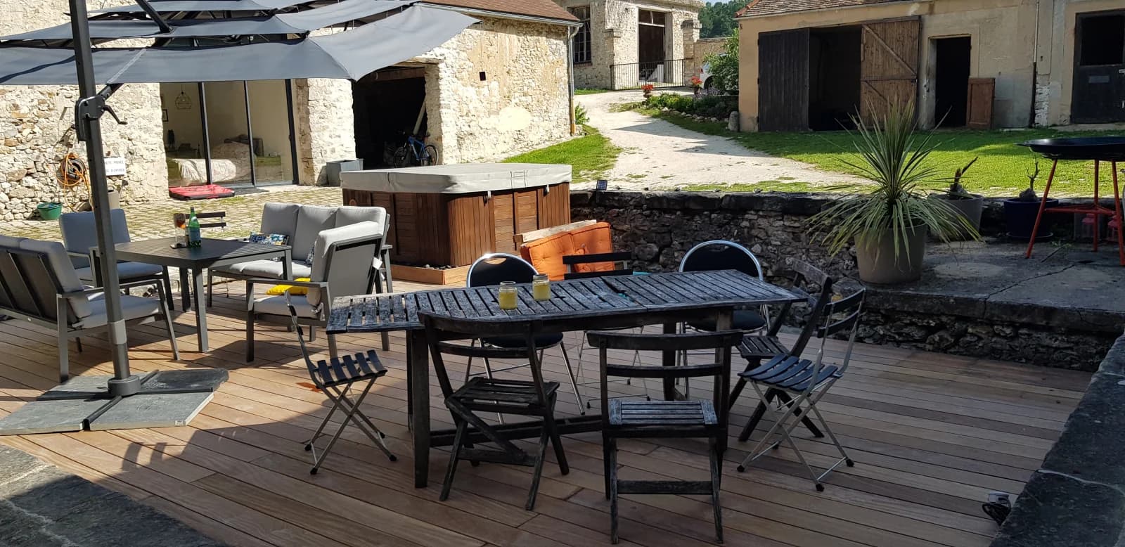 Comedor en Encantadora casa rural con establo, a orillas del Sena - 1