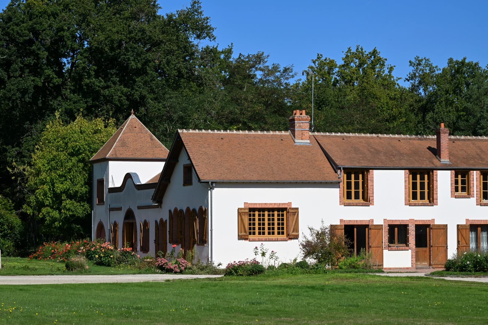 Space Large house with woods, pond and barn - 0