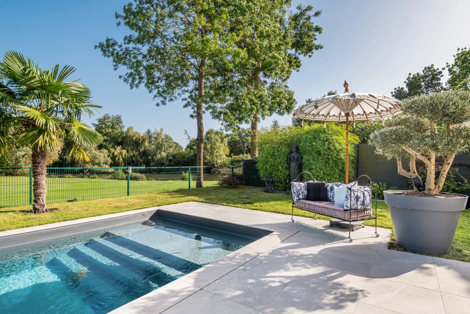 Space Beautiful house, swimming pool, nice garden with golf view - 3