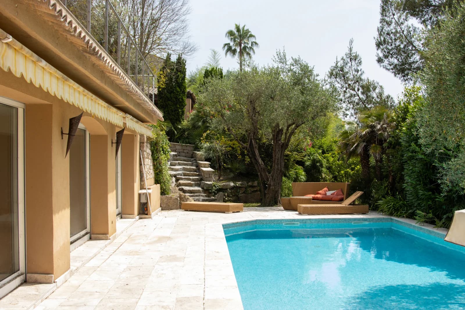 Space Neo-Provençal property in a gated estate - 1