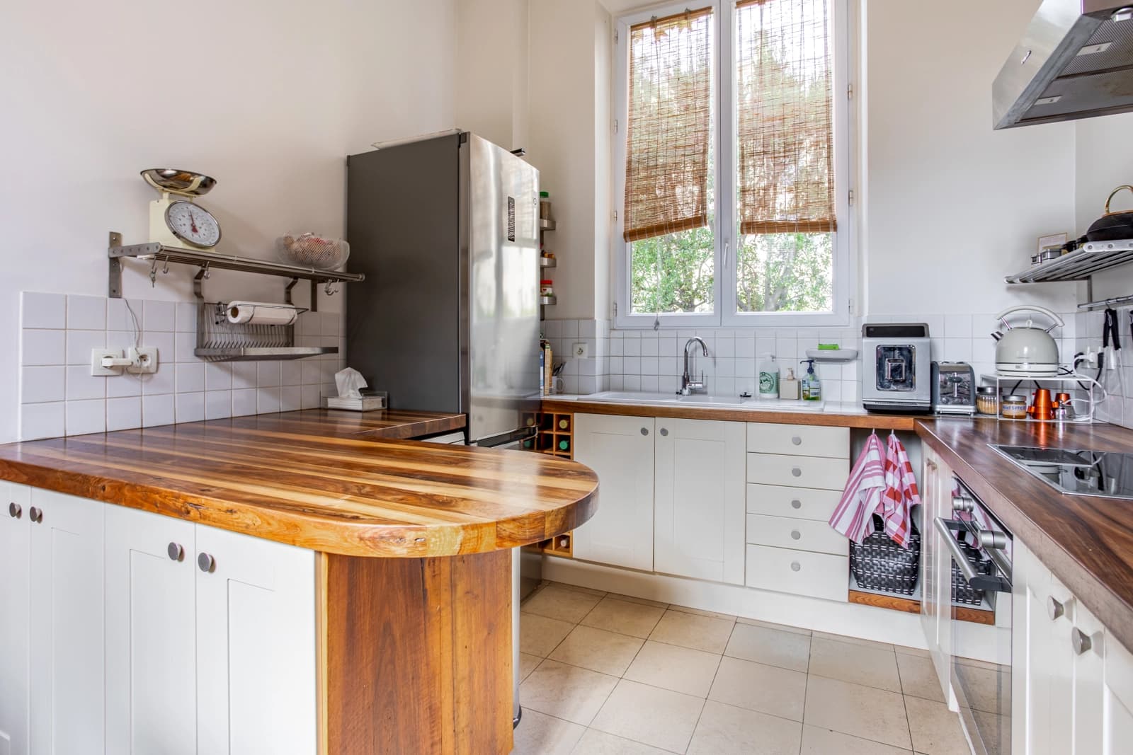 Kitchen in La Maison d'Alexandra, its private driveway and garden, in Asnières - 1