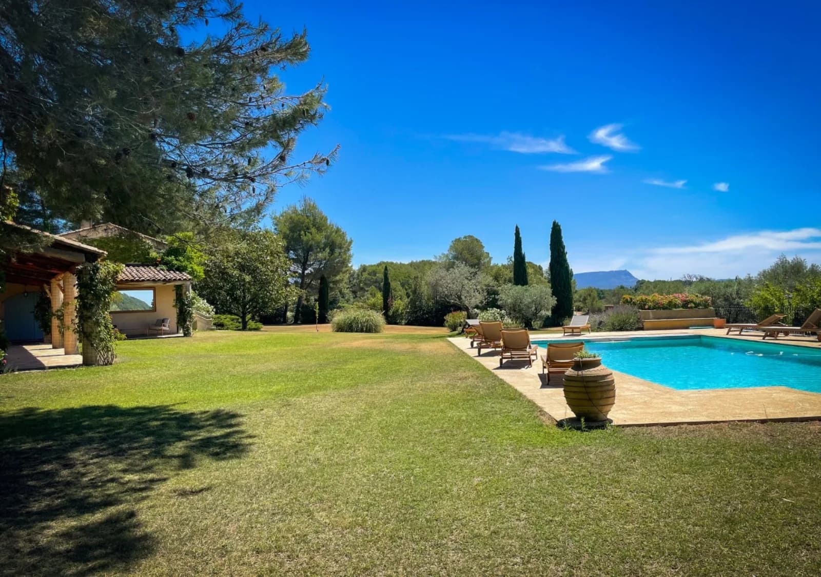 Amplia residencia provenzal, un soleado remanso de paz