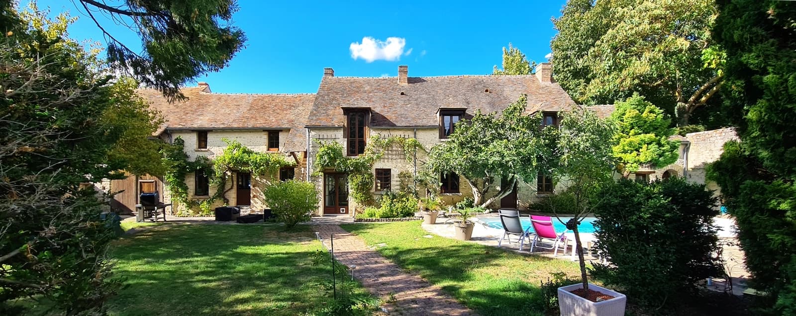 Renovated farmhouse 70 kms from Paris