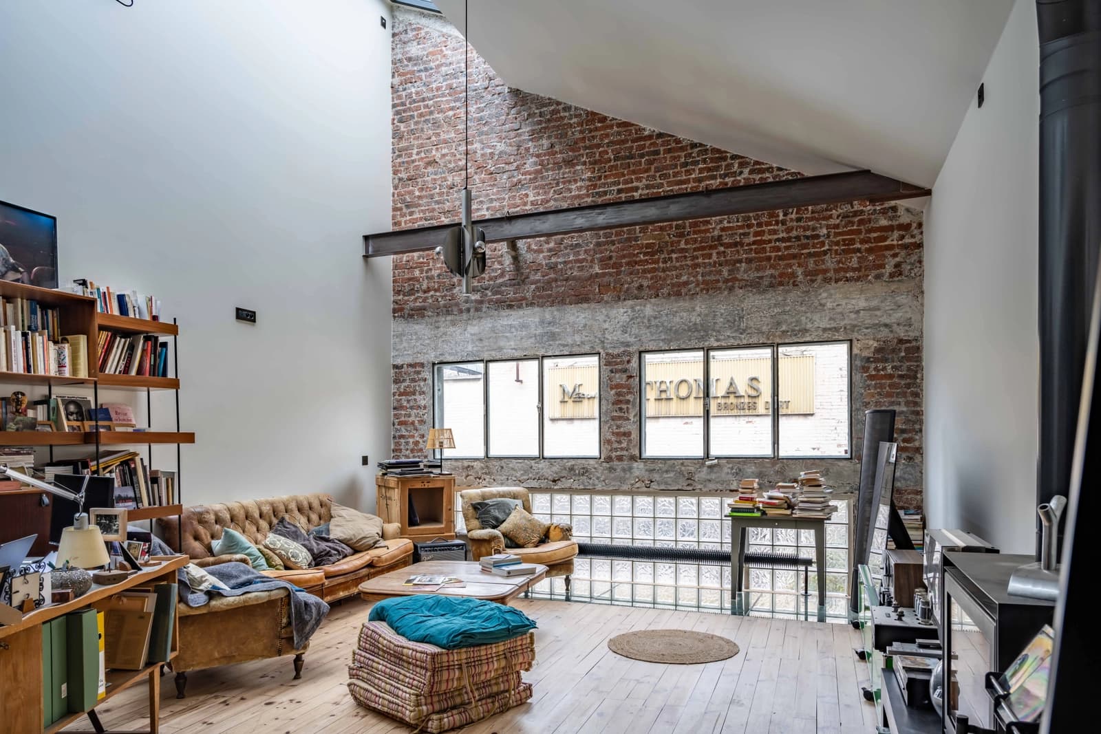 Living room in Loft house in a green setting in Montreuil - 1