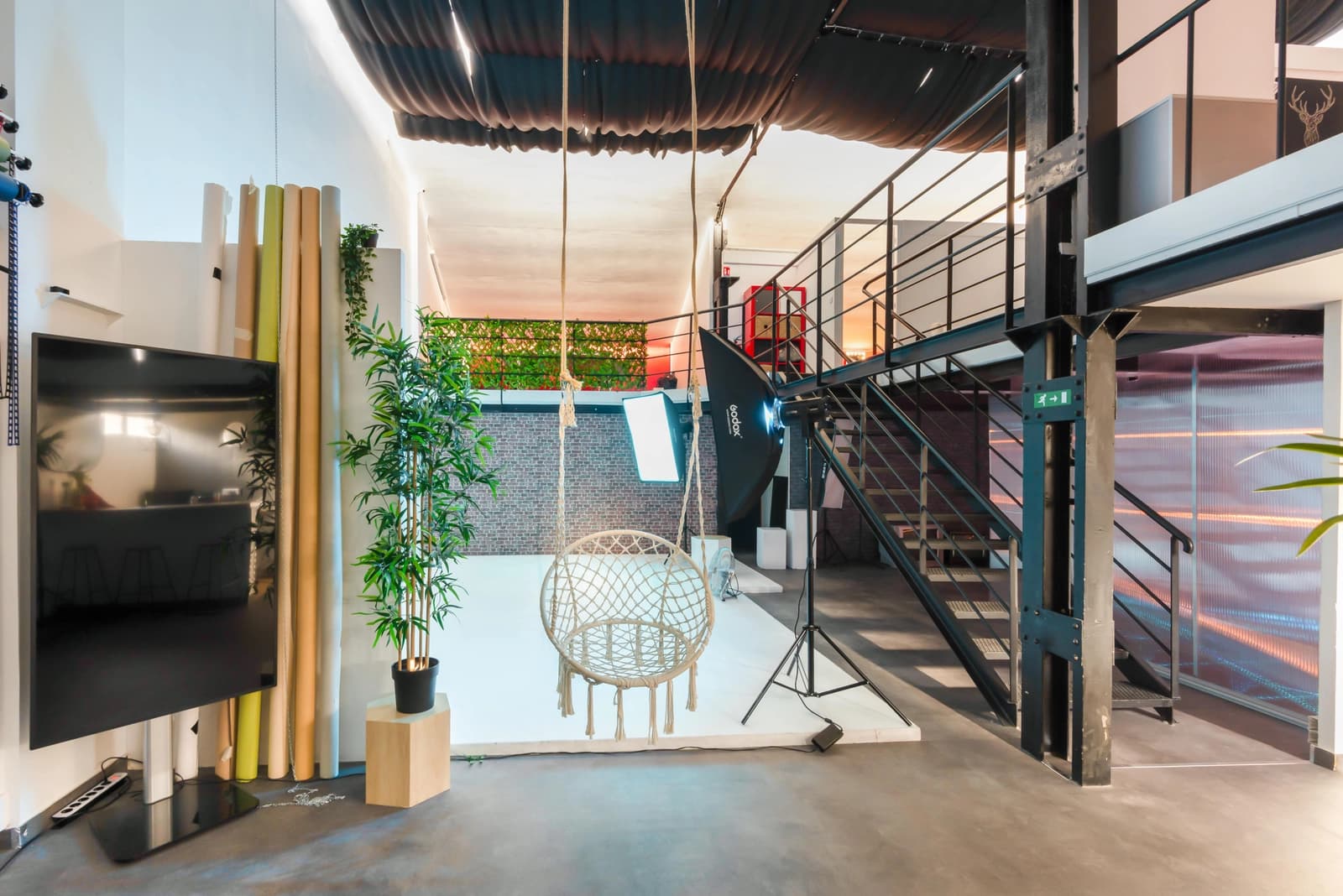 Sala en Gran loft moderno con volúmenes y diseño refinados. - 1