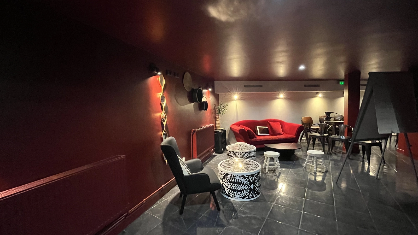 Espace Grand lieu événementiel chaleureux avec scène de stand up, bar et restaurant - 4