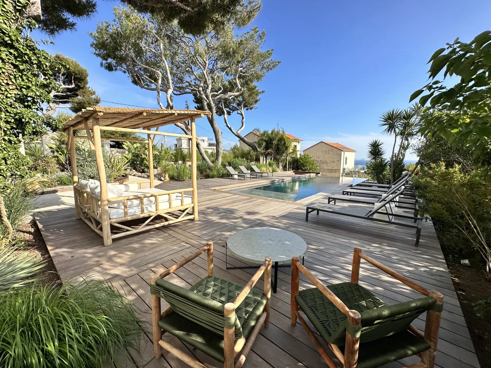 Apartamento jardín con vista al mar.