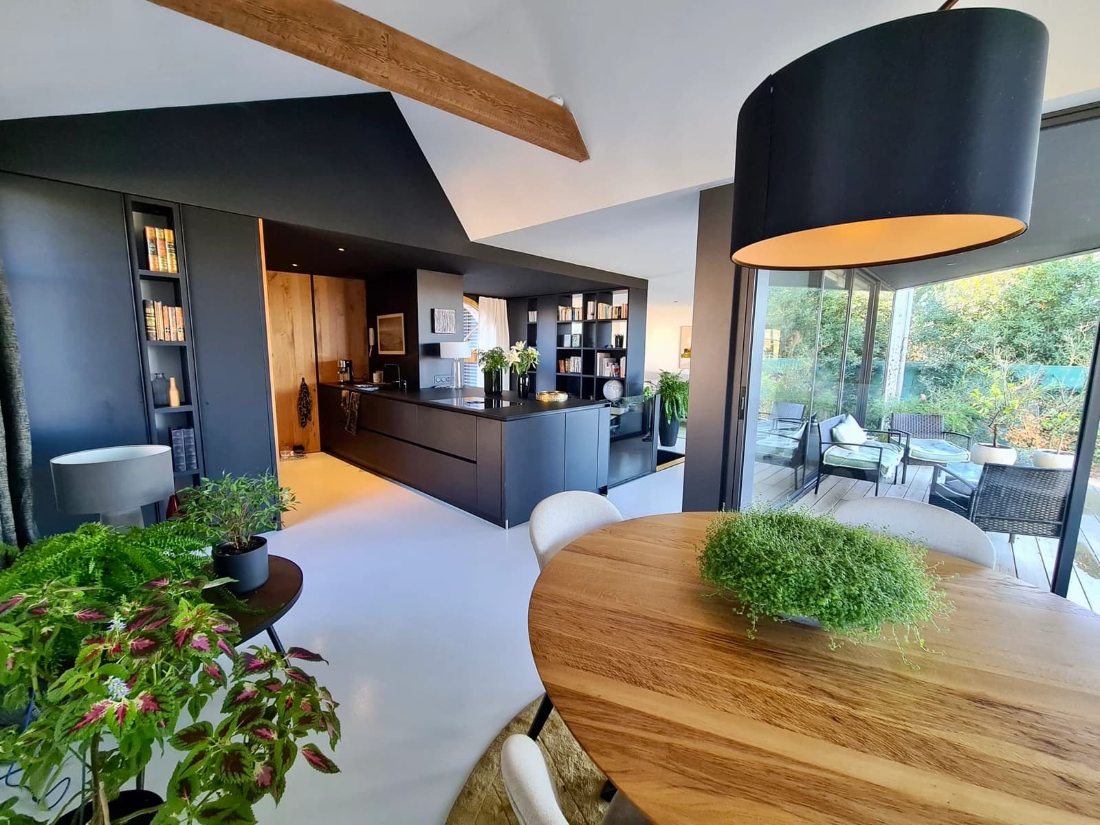 Space Contemporary house, panoramic view - 2