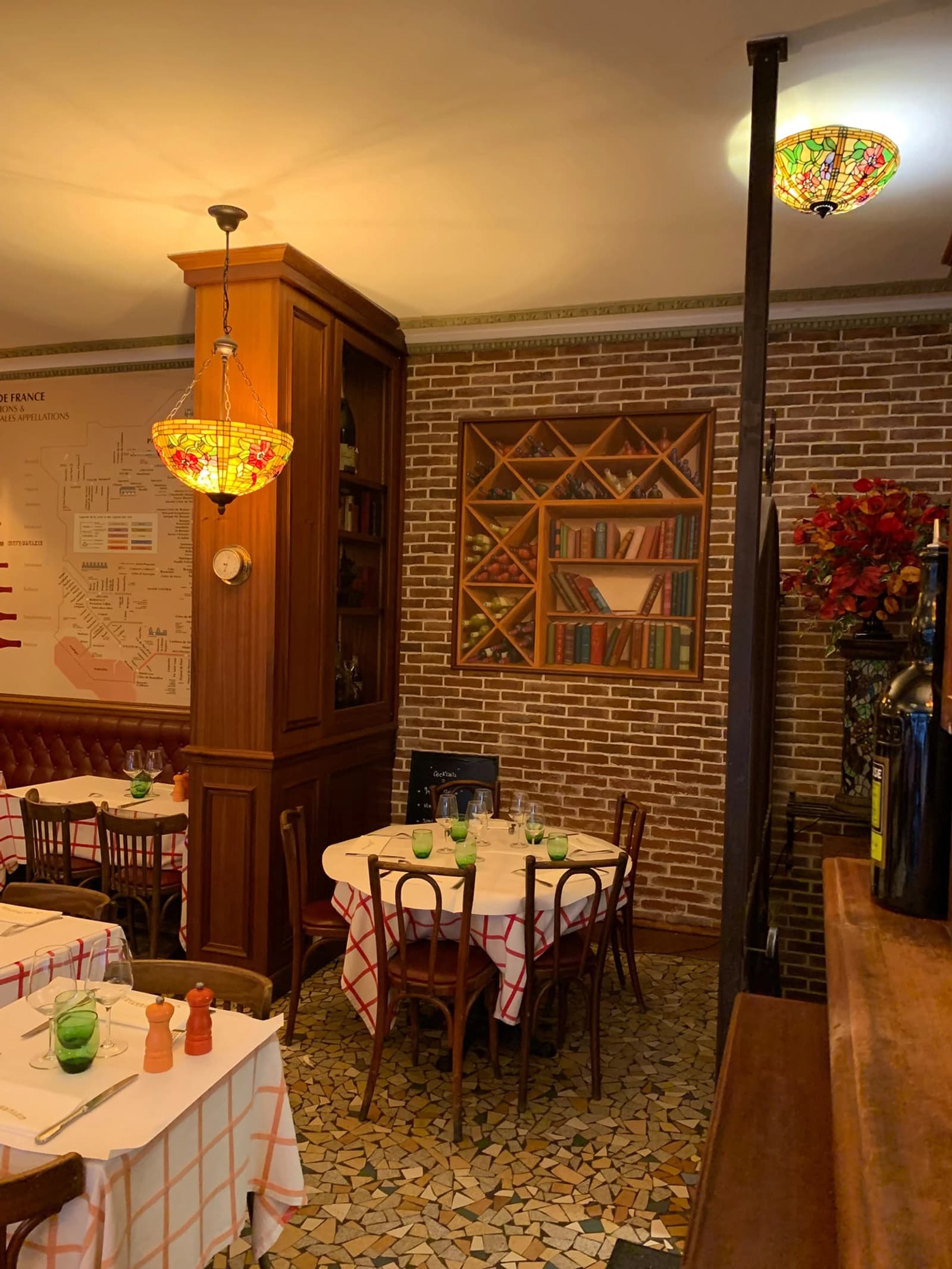 Space Typically Parisian Brasserie - 5