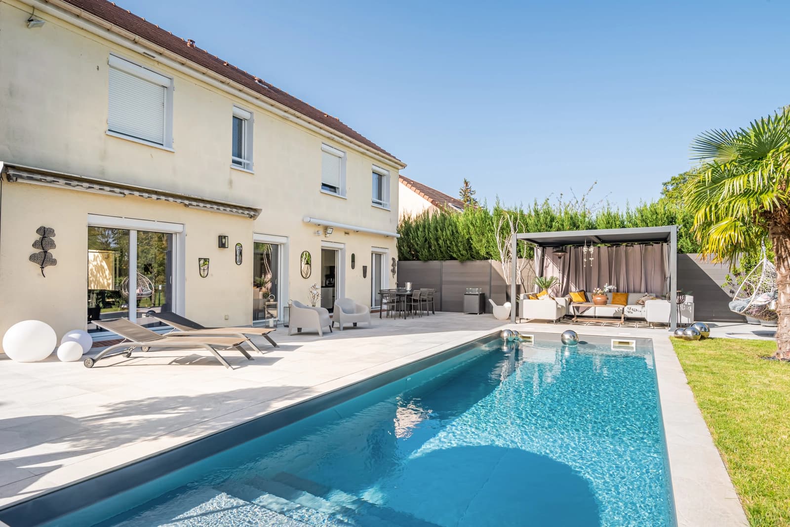 Space Beautiful house, swimming pool, nice garden with golf view - 0