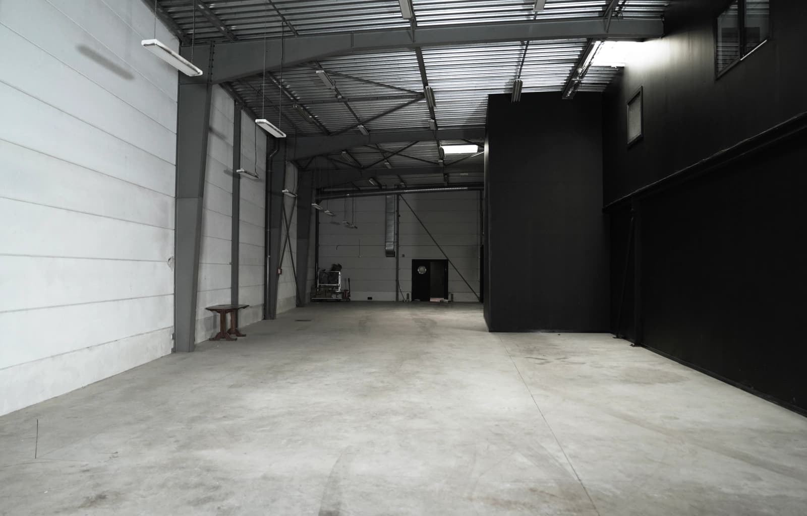 Space Hangar with green cyclorama - 4