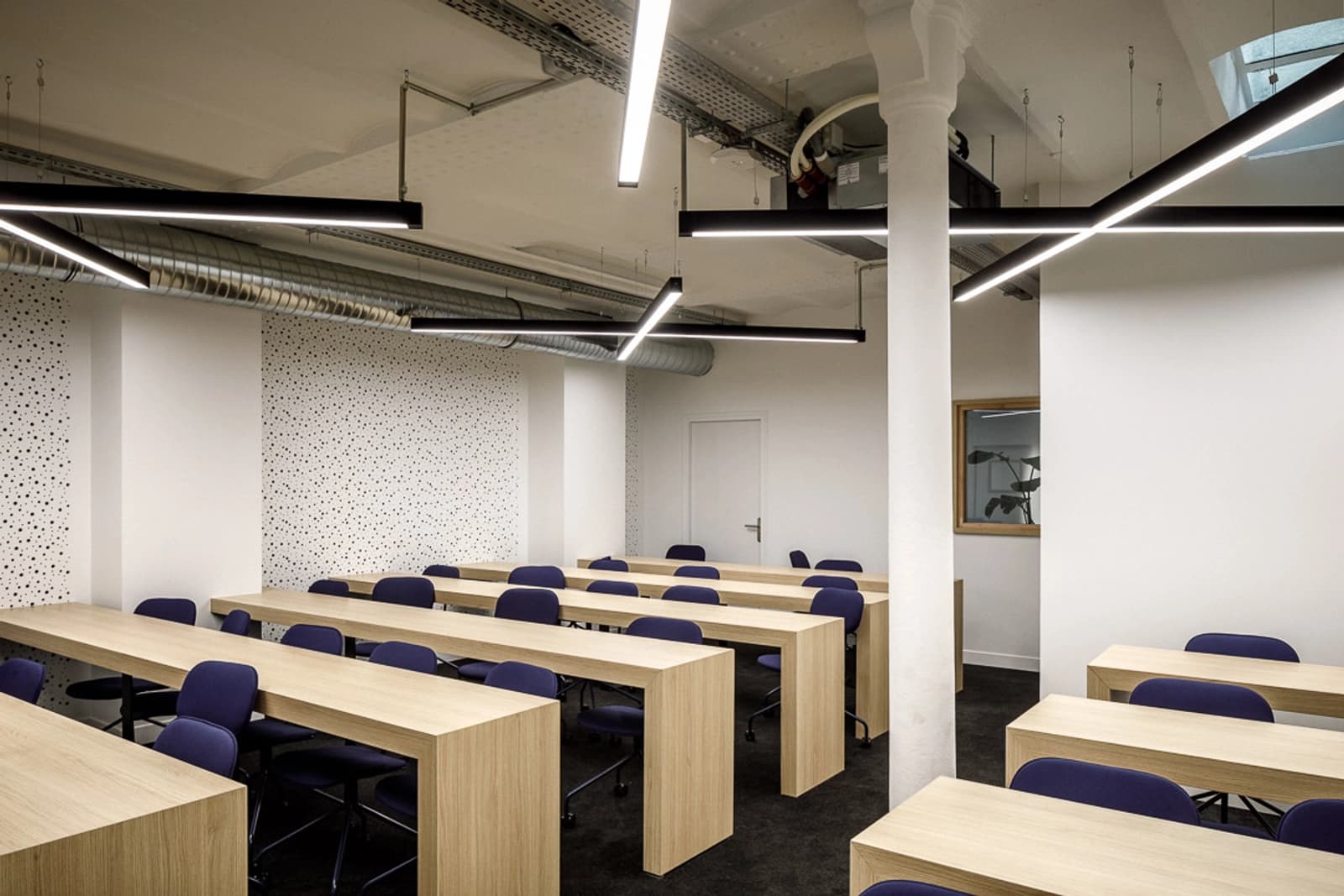 Espace Lieu singulier rénové, baigné de lumière du ciel - 5