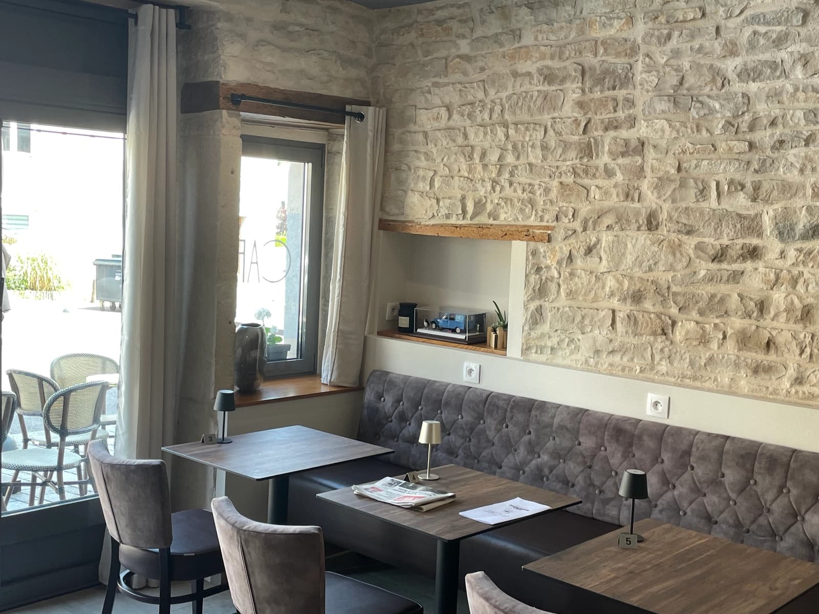 Space Chic and Elegant Village Bistro, High-End Bar in Downtown - 0