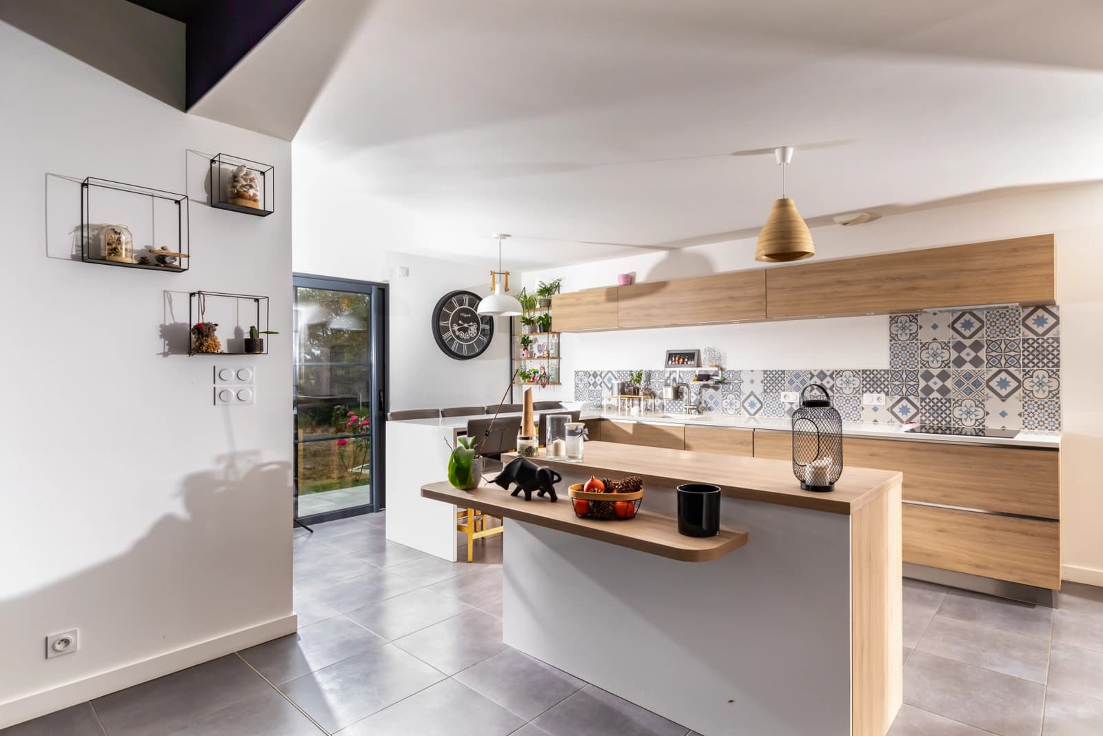 Kitchen in Bright house with large through-hung windows - 1