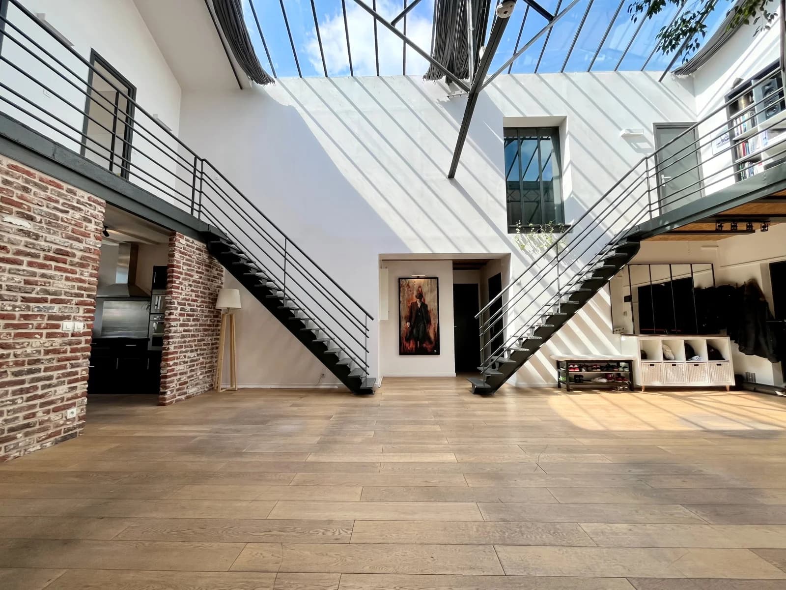 Large industrial loft: Eiffel, bricks and glass roof