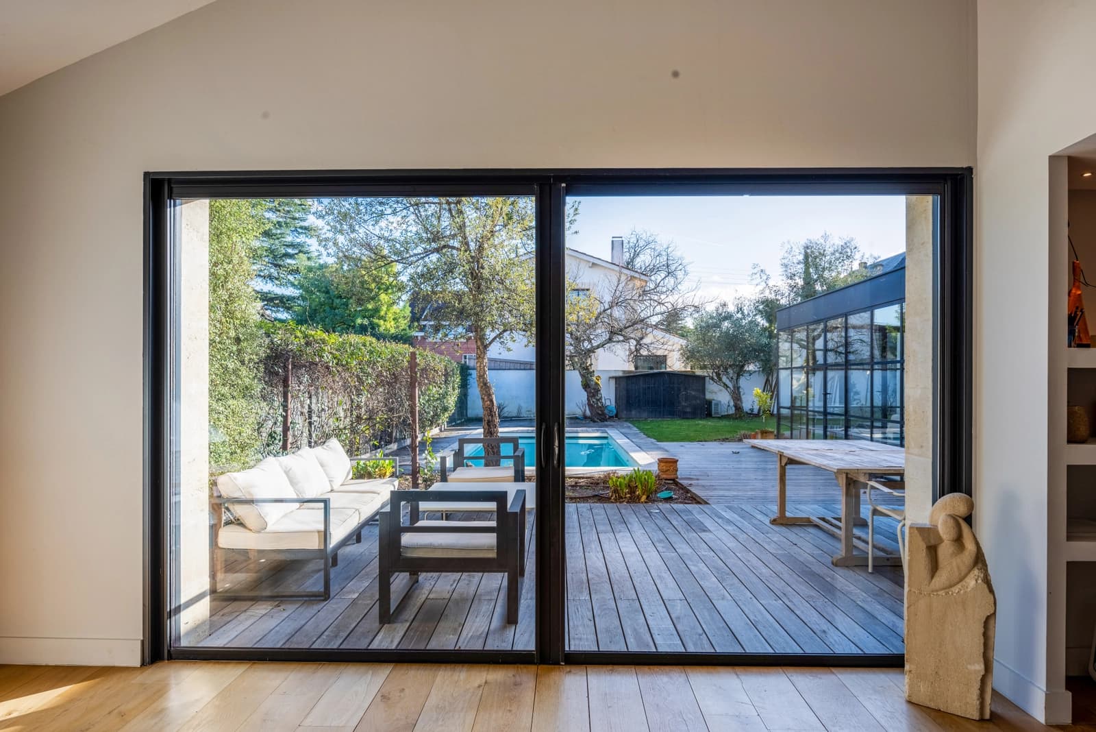 Sala en Villa con volúmenes generosos, bañada por una luz suave. - 1