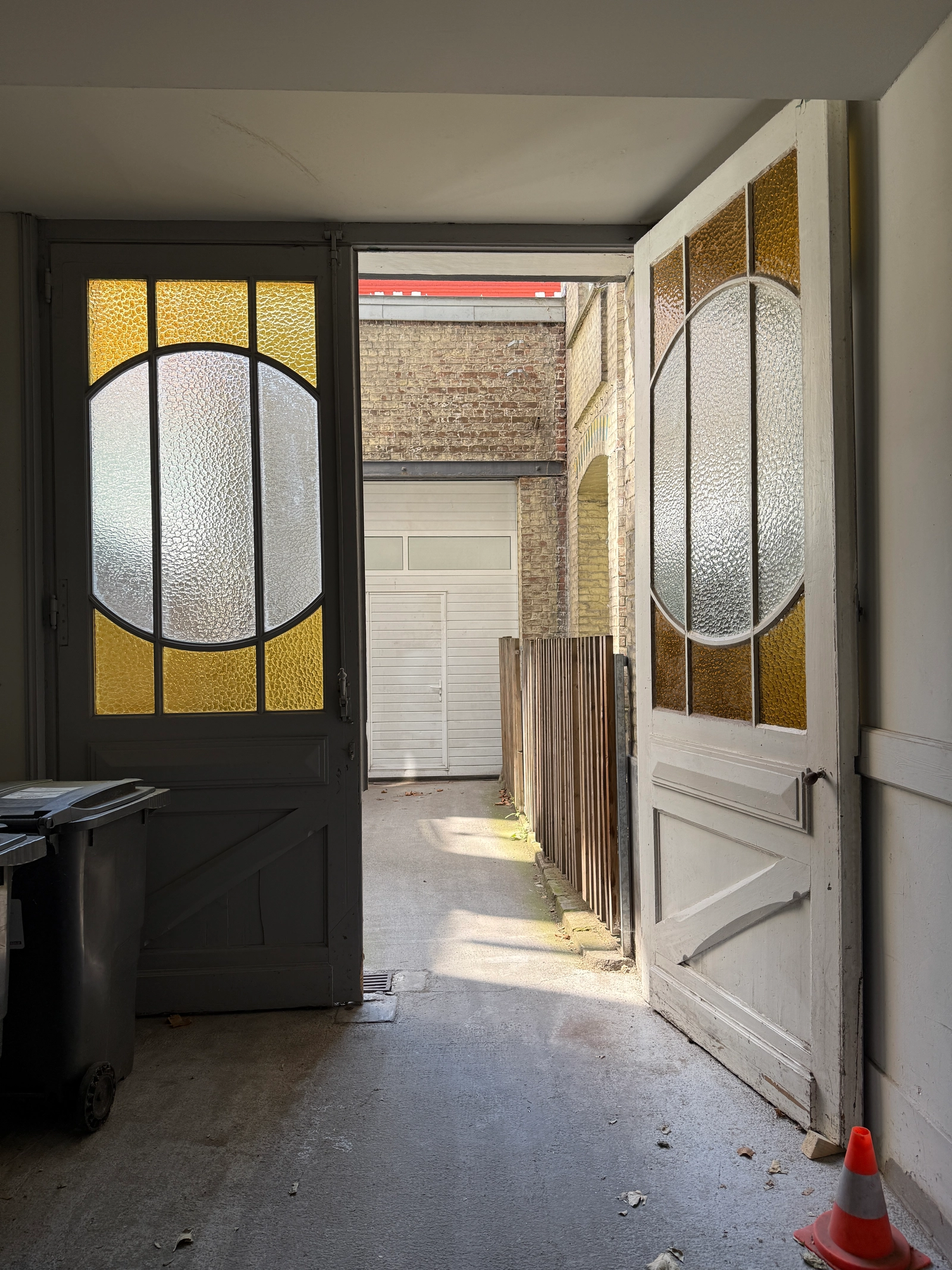 Space Raw white hangar, warehouse-style - 3