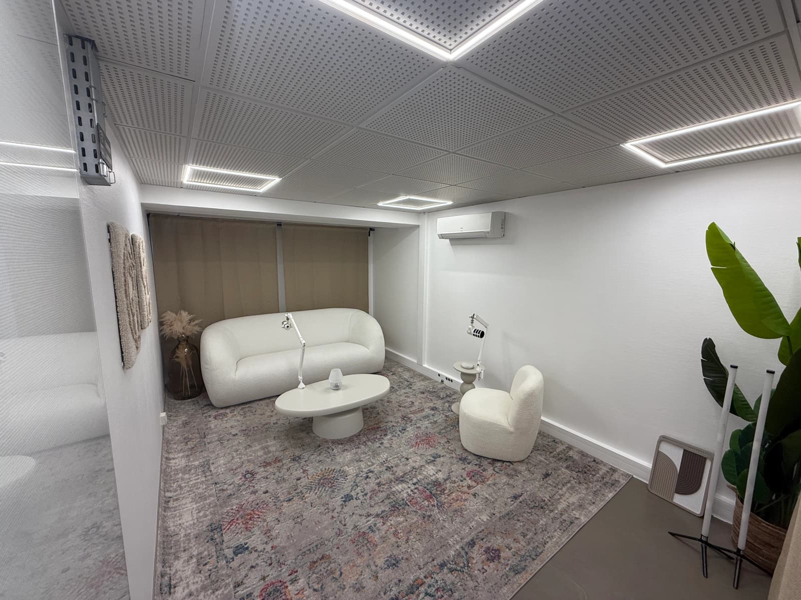 Space Equipped Shooting Studio – Podcast, Audio & Video Recording - 0