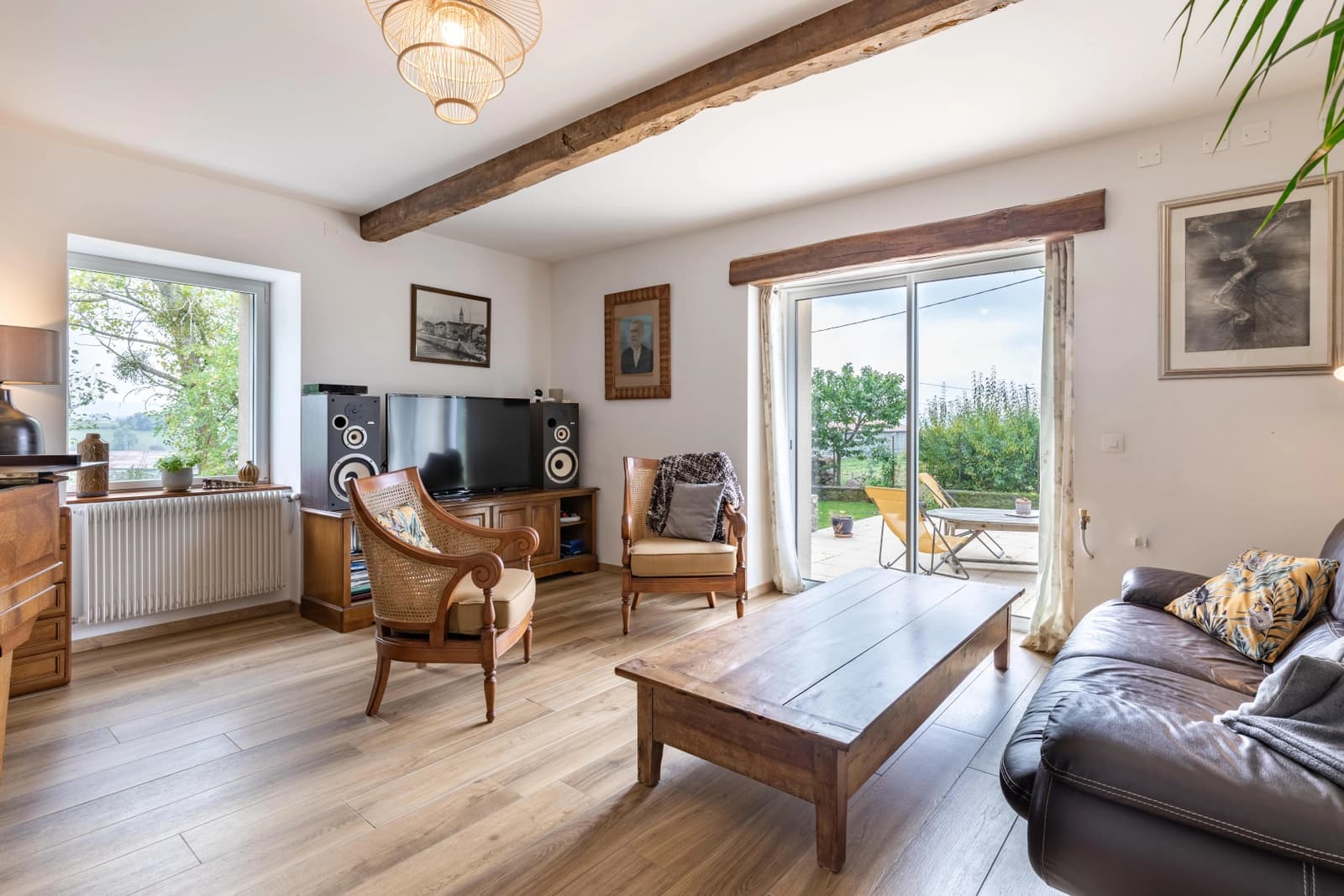 Sala en Se conserva la granja en forma de U típica de los Monts du Lyonnais - 1