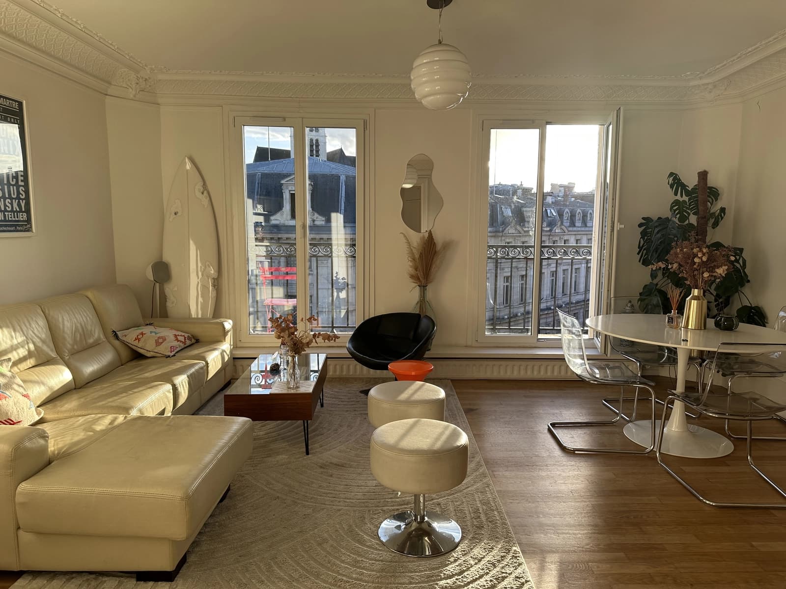 Espace Superbe salon design dans un appartement au cœur du Marais avec grand balcon et vue sur la tour Saint-Jacques et l'île Saint-Louis - 5