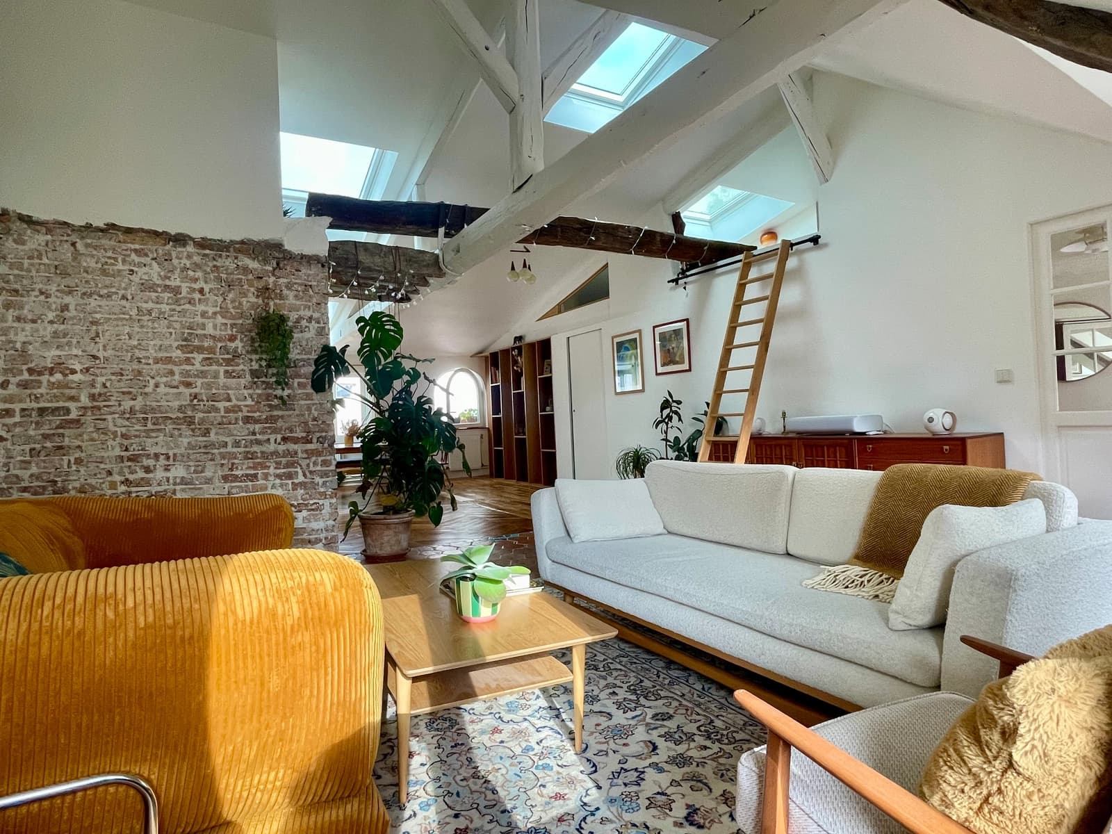 Espace Loft bohème lumineux sous les toits séjour de 60m², poutres, tomettes, velux Canal Saint-Martin - 5