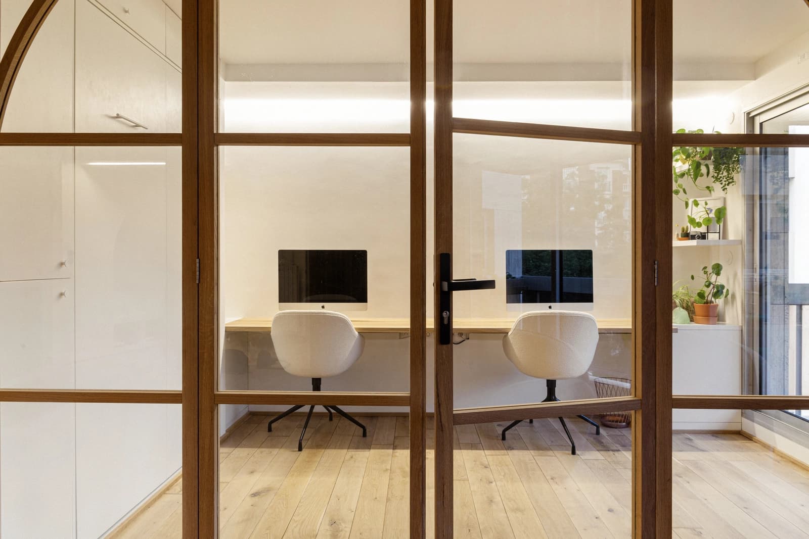 Space Modern apartment with clean, minimalist design - 2